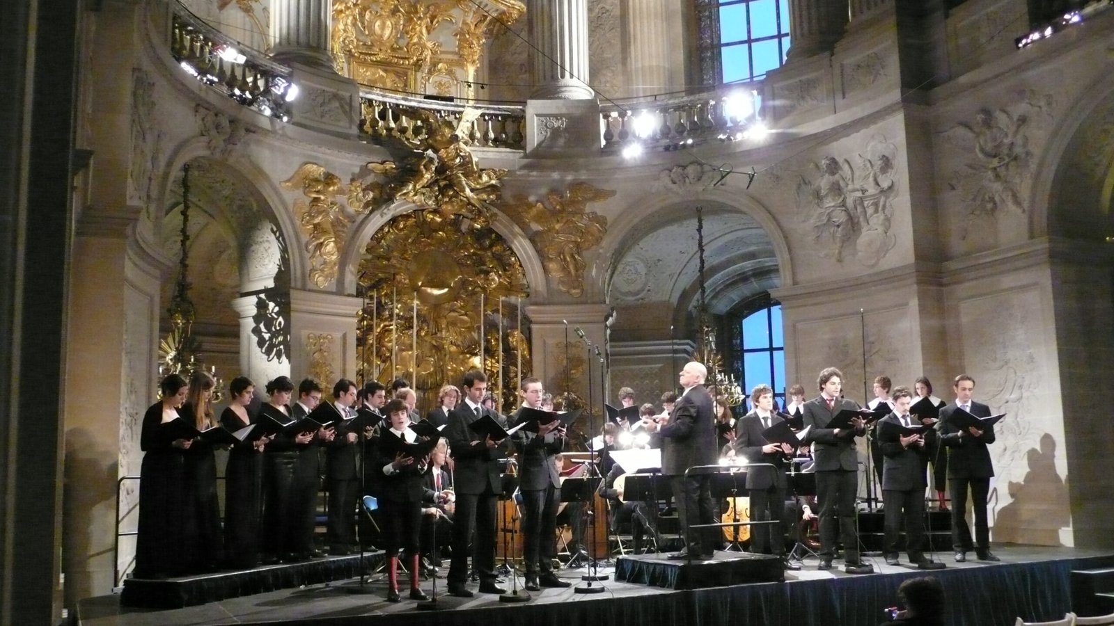 Henri IV, le roi de réconciliation* Te Deum laudamus – Eustache du Caurroy (1549-1609) Le règne d’Henri IV (1589-1610) correspond à une époque charnière de l’histoire de la musique, celle qui voit la disparition du grand style polyphonique de la Renaissance et l’invention d’une nouvelle esthétique : le Baroque.